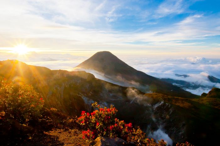 Lokasi terbaik untuk menikmati keindahan Gunung Gede Pangrango dari Sukabumi