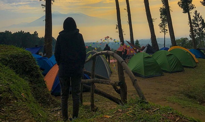 Tanakita sukabumi dipasang deretan tenda rapi ruangrupa