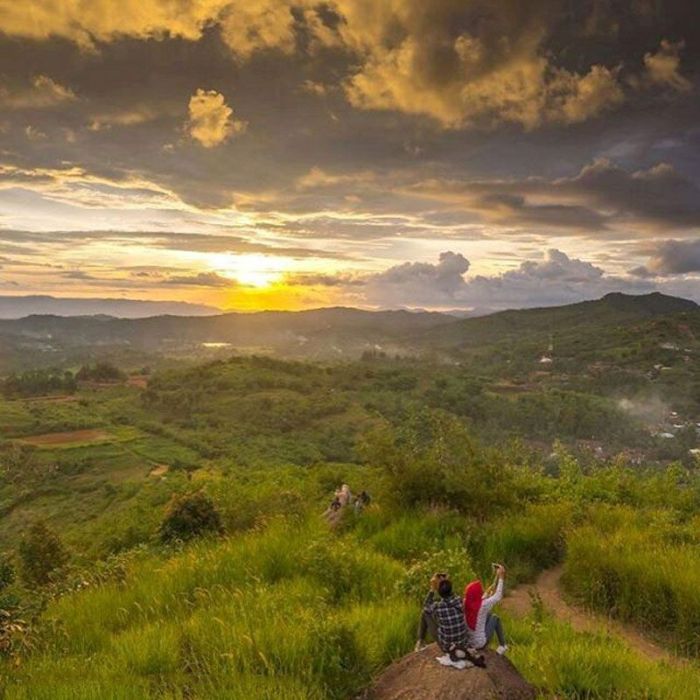 Jalur pendakian di Sukabumi dengan pemandangan yang memukau