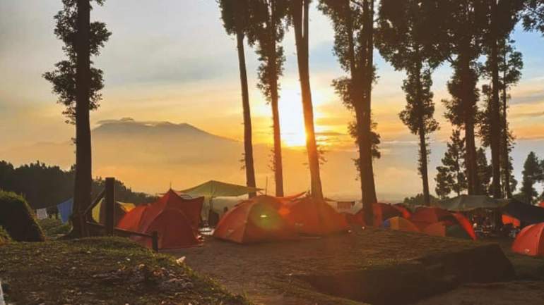 Desa di Sukabumi yang cocok untuk berkemah dan mendaki gunung