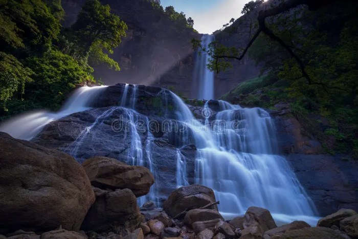 Menjelajahi air terjun tersembunyi di Sukabumi