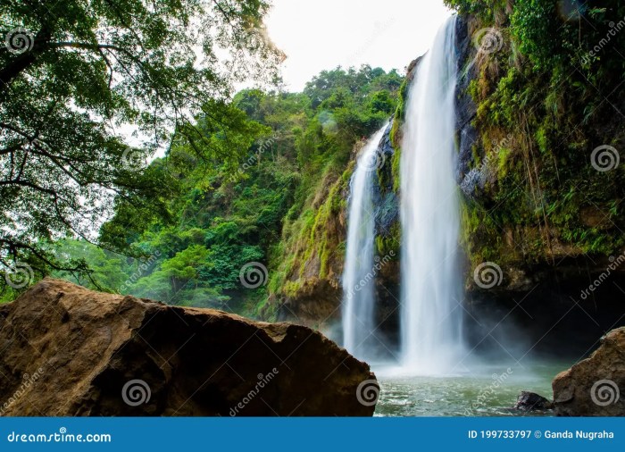 Menjelajahi air terjun tersembunyi di Sukabumi