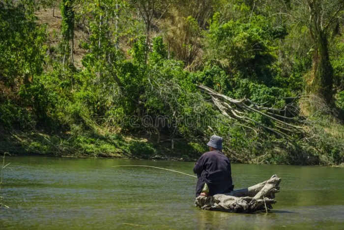 Memancing di sungai di Sukabumi