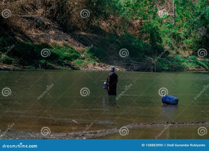 Memancing di sungai di Sukabumi